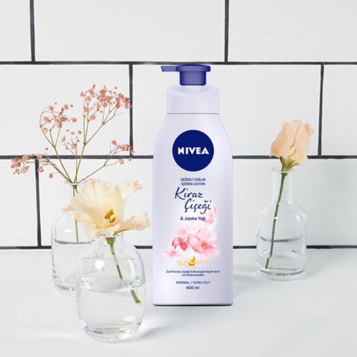 NIVEA Değerli Yağlar İçeren Vücut Losyonu Kiraz Çiçeği & Jojoba Yağı (400ml); Normal / Kuru Ciltler için;  24 Saat Nemlendirme ; Hızlı Emilen Losyon