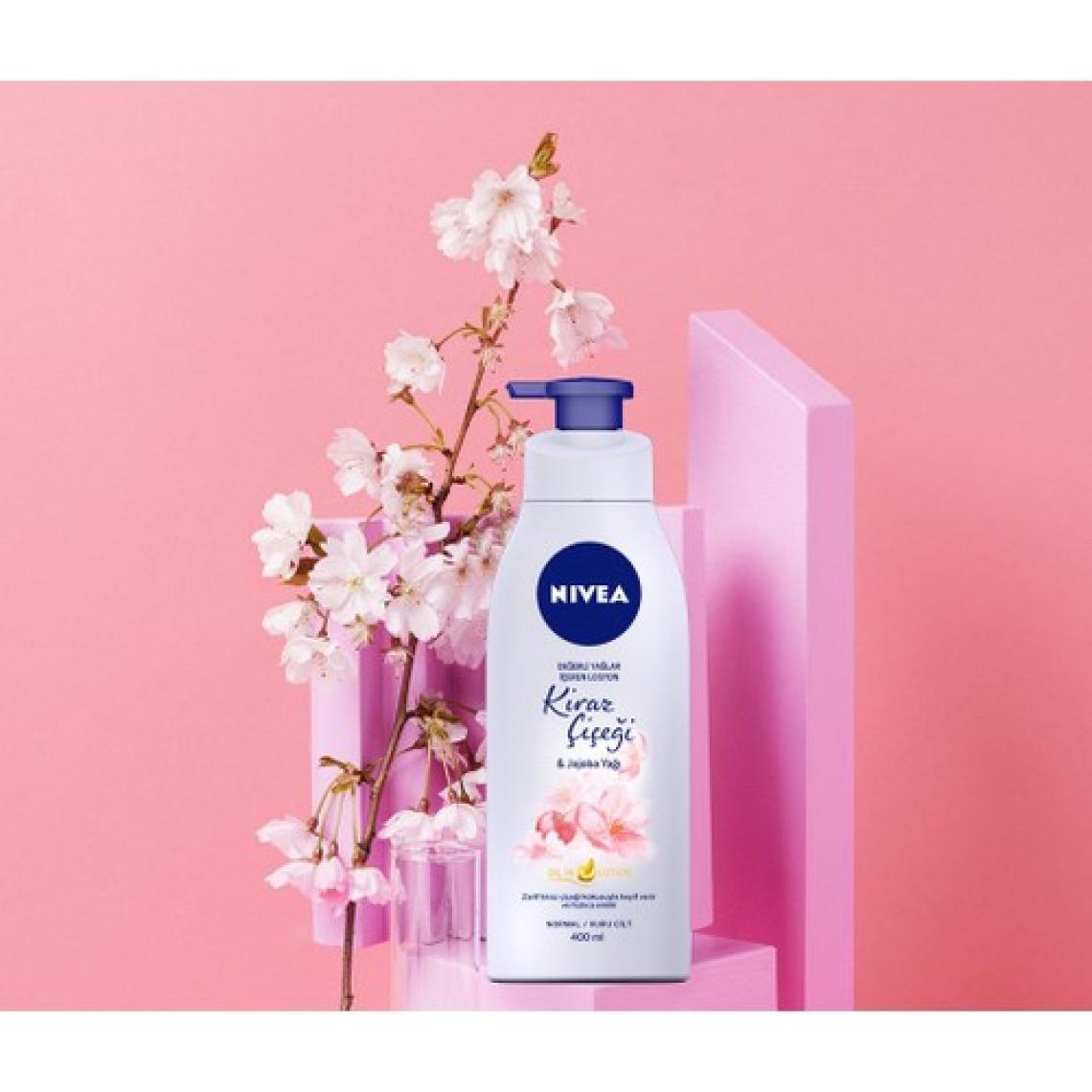 NIVEA Değerli Yağlar İçeren Vücut Losyonu Kiraz Çiçeği & Jojoba Yağı (400ml); Normal / Kuru Ciltler için;  24 Saat Nemlendirme ; Hızlı Emilen Losyon