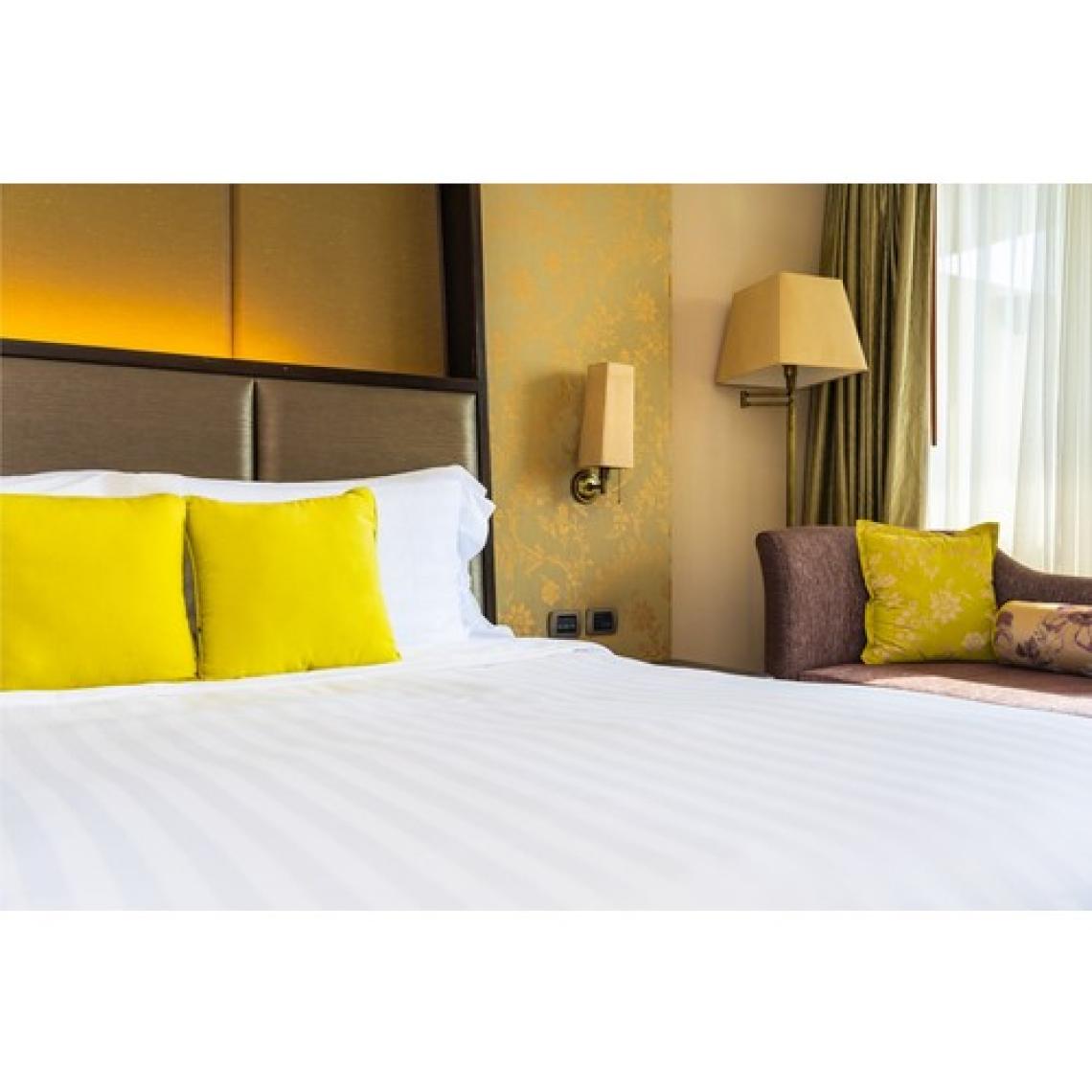 Tfex  Beyaz Çizgili Saten Nevresim Otel Tipi Tek Kişilik 160x220 Cm 1 Parça
