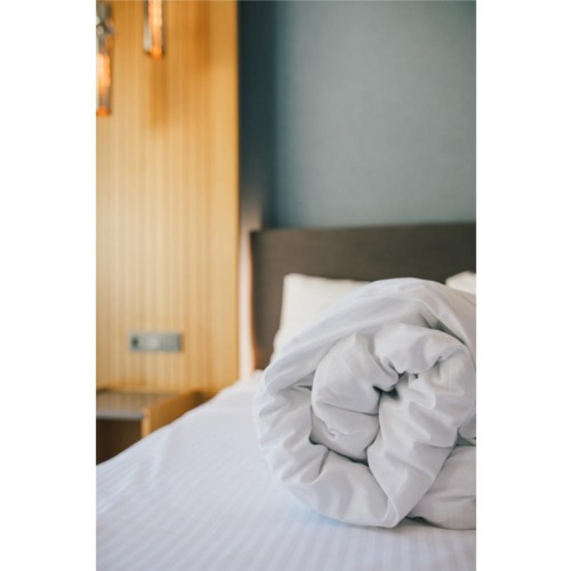 Tfex  Beyaz Çizgili Saten Nevresim Otel Tipi Tek Kişilik 160x220 Cm 1 Parça