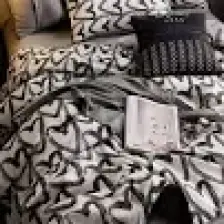 Lastikli Çarşaflı Nevresim Takımı Çift Kişilik Love Kalp Gri.